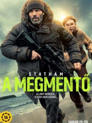 Jason Statham kapucnis télikabátban, gépfegyverrel a kezében fut egy ködös tengerparton, mögötte egy fiatal lány menekül, a háttérben viharos tenger és sziklák láthatók.