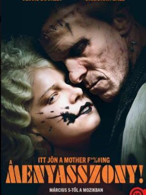 A menyasszony! (The Bride!) filmplakátja: Christian Bale szinte felismerhetetlen Frankenstein szörnyeként, arcán varratokkal, amint gyengéden összehajol a szőke, hullámos hajú Jessie Buckley-val, akinek arcán fekete festéknyomok láthatóak.