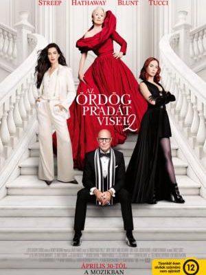 Az ördög Pradát visel 2. filmplakátja: Egy elegáns márványlépcsőn Meryl Streep látható monumentális vörös ruhában, körülötte Anne Hathaway fehér kosztümben, Emily Blunt fekete estélyiben, Stanley Tucci pedig szmokingban foglal helyet.