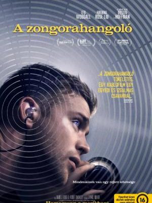 A zongorahangoló (Tuner) filmplakátja: Leo Woodall profilból látható fülhallgatóval a fülében, amint feszülten koncentrálva egy széf tárcsás zárját fogja. A háttérben koncentrikus, hanghullámokra emlékeztető körök futnak.